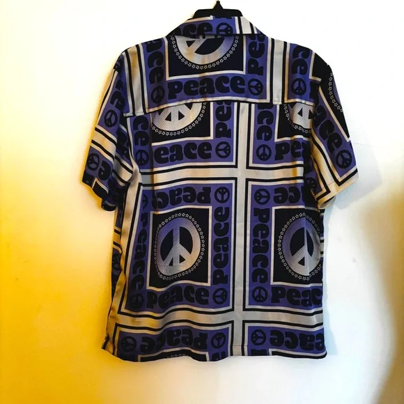 NWT URBAN OUTFITTERS LIAM BLUE PEACE SHORT SLEEVE BUTTON-DOWN SHIRT SIZE M.
Less - Picture 4 of 10